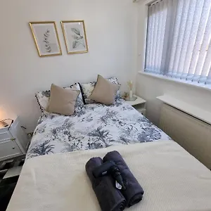 https://modern-elegant-home-w-netflix-and-parking.yorkshirehotels.net