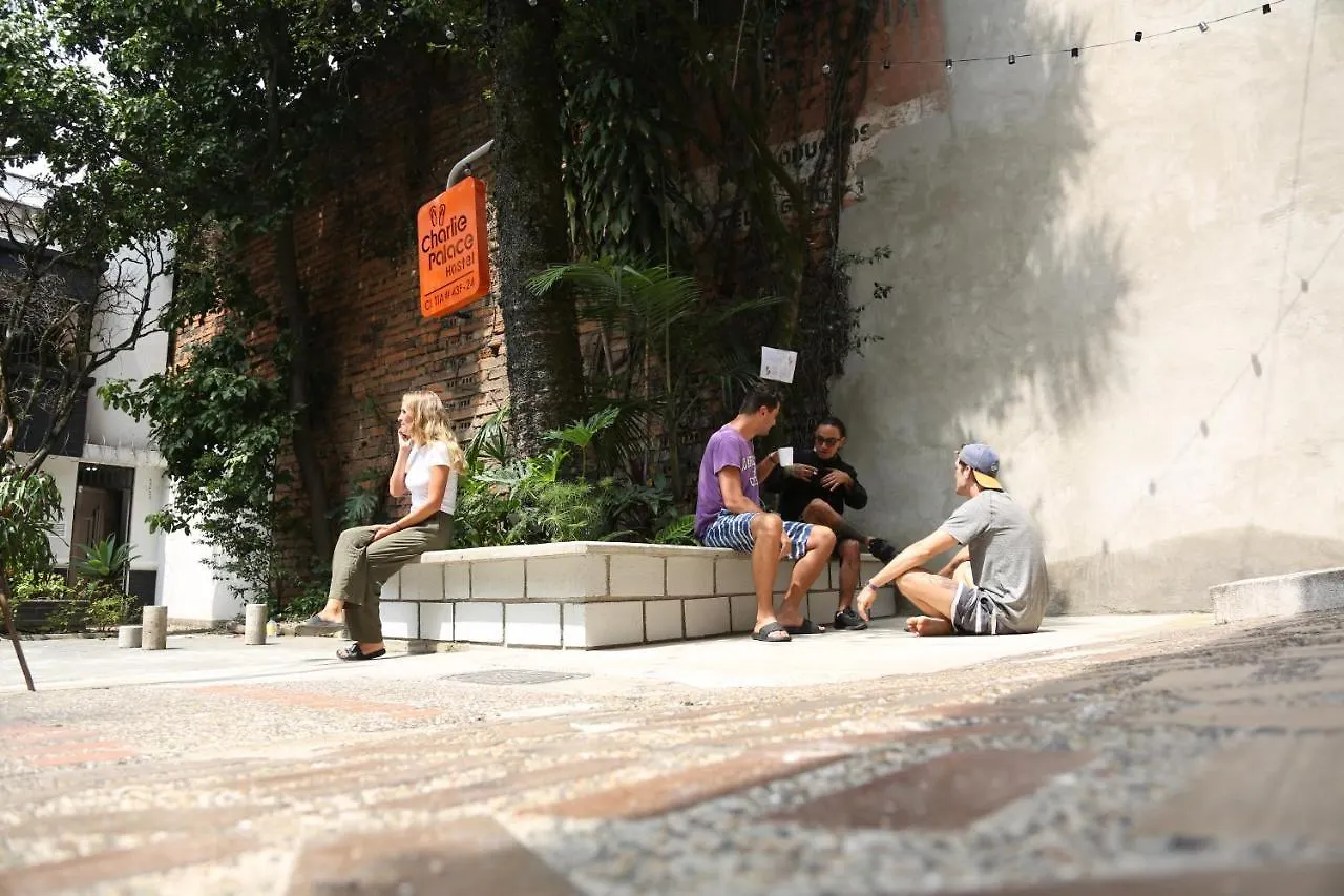 בית הארחה מדיין Charlie Palace Hostel